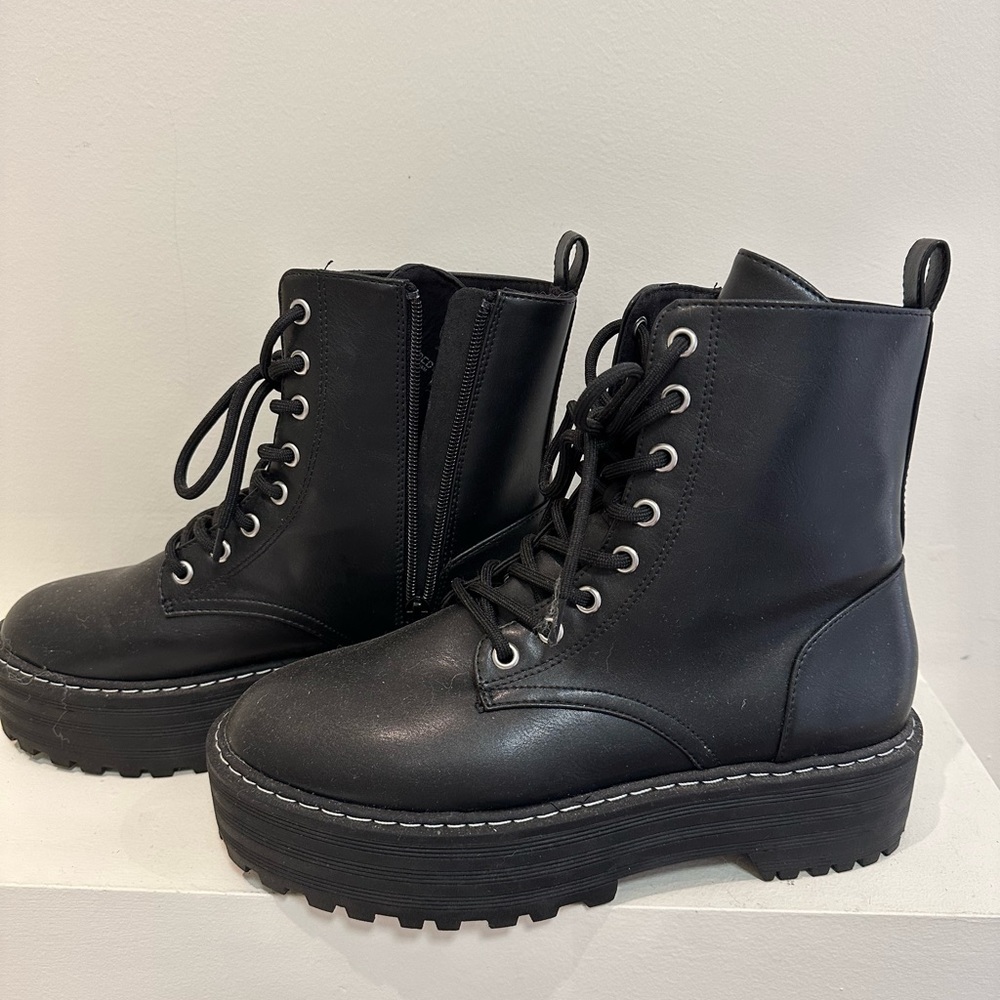 Divided boots size 8, black